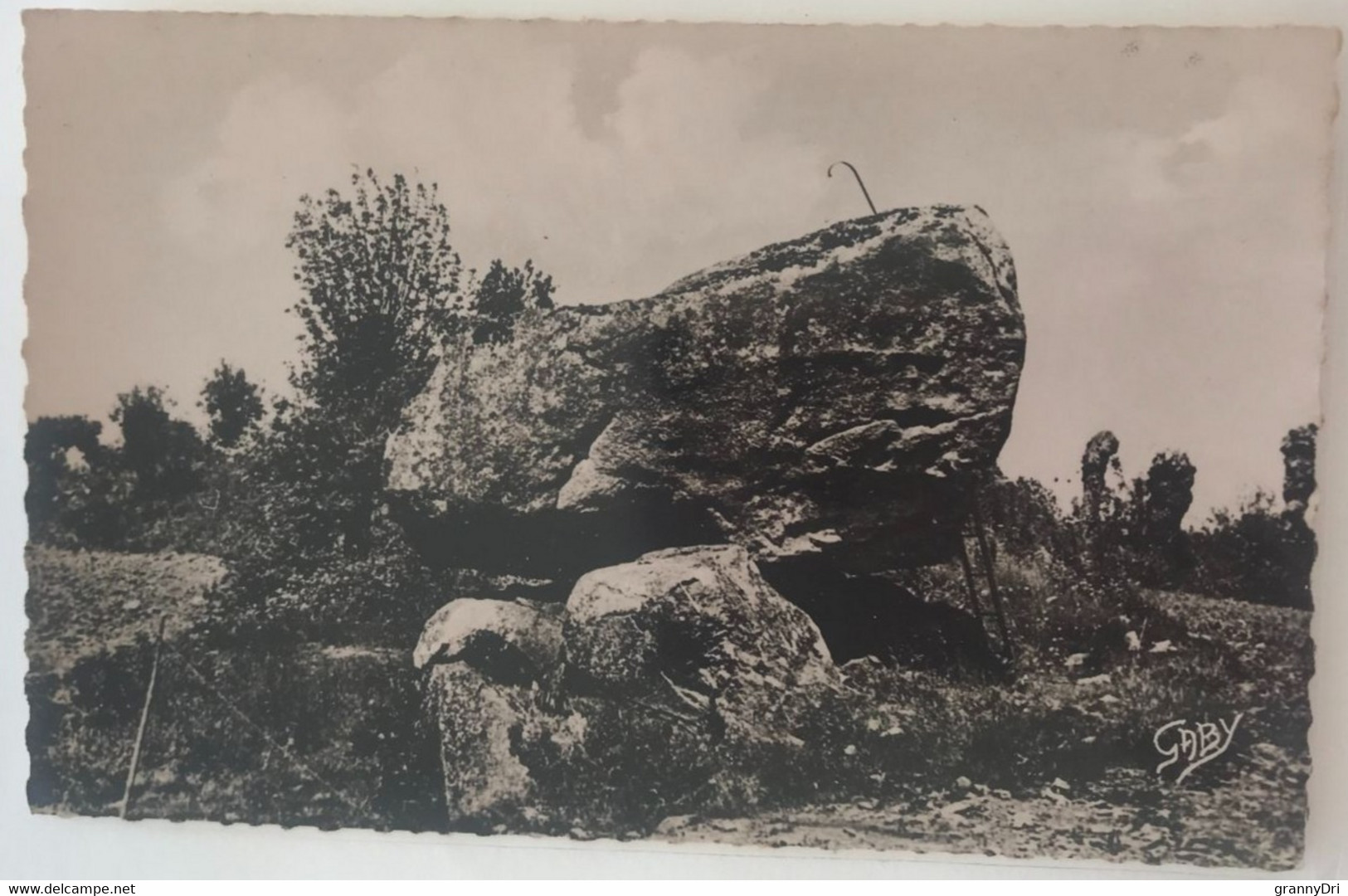 85 Pouzauges Dolmen Du Marchais Echelle - Pouzauges