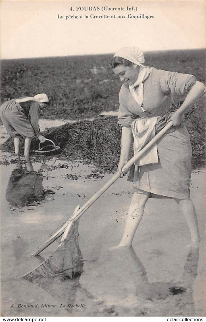 Fouras      17         Femmes Pêchant Crevettes Et Coquillage     (voir Scan) - Fouras-les-Bains