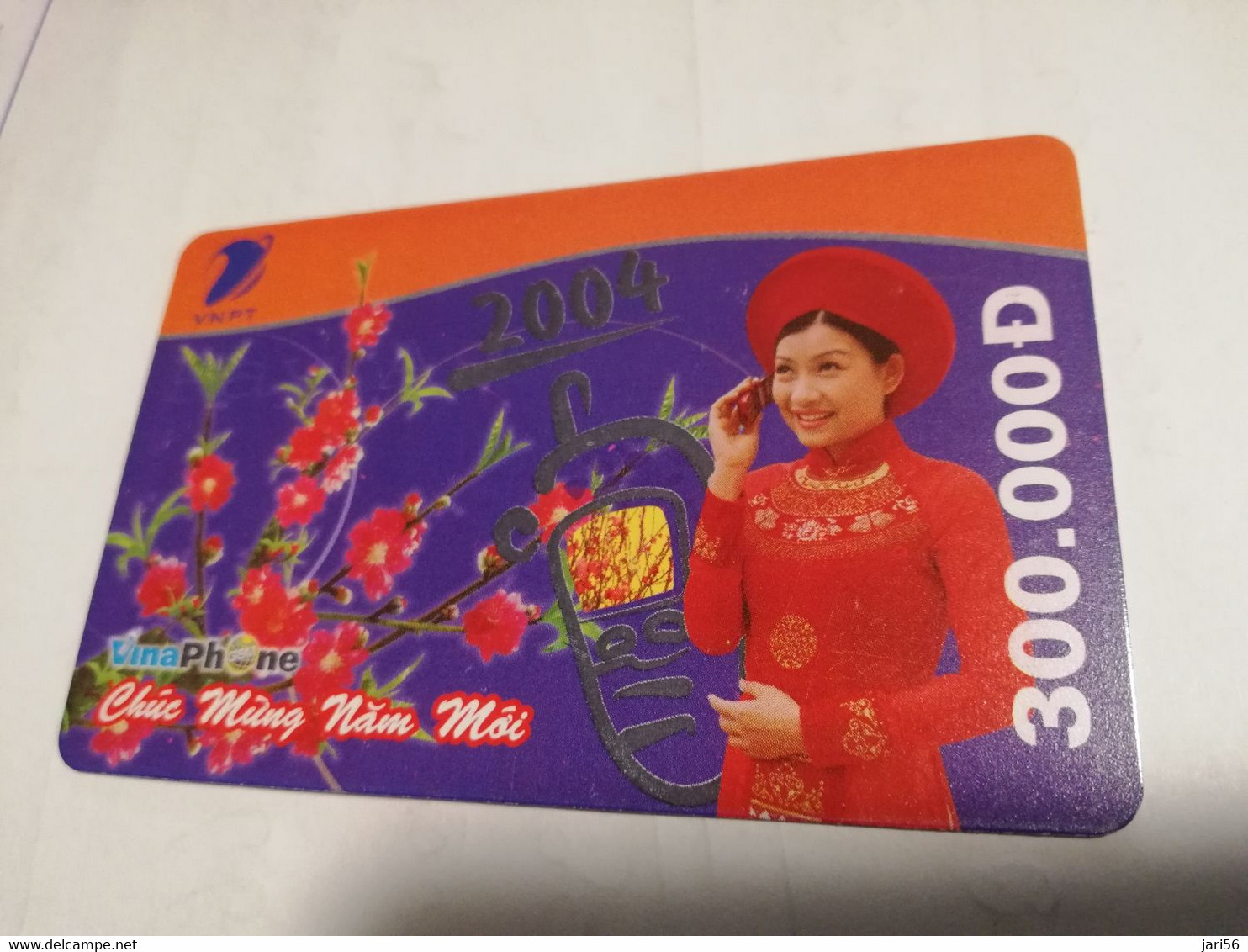 VIETNAM  300.000 D  LADY ON PHONE AND FLOWERS  PREPAIS Fine Used Card      **4008** - Vietnam