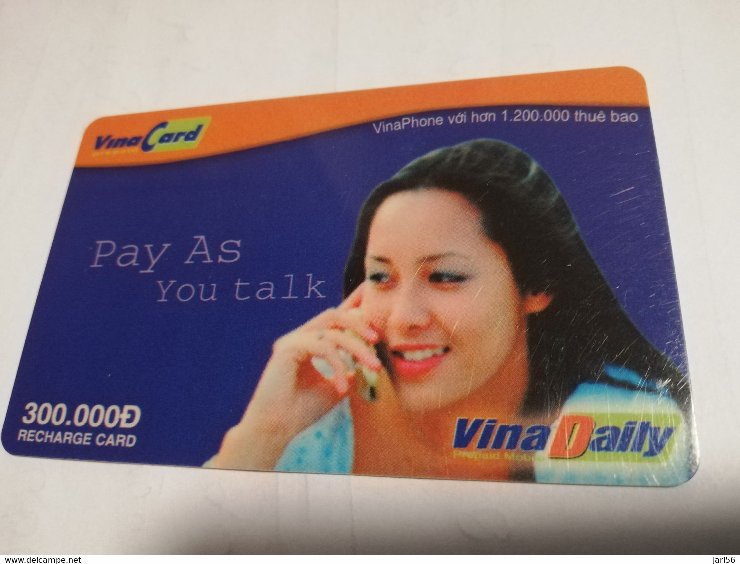 VIETNAM  300.000 D  LADY ON PHONE   PREPAID  Fine Used Card      **4011** - Viêt-Nam