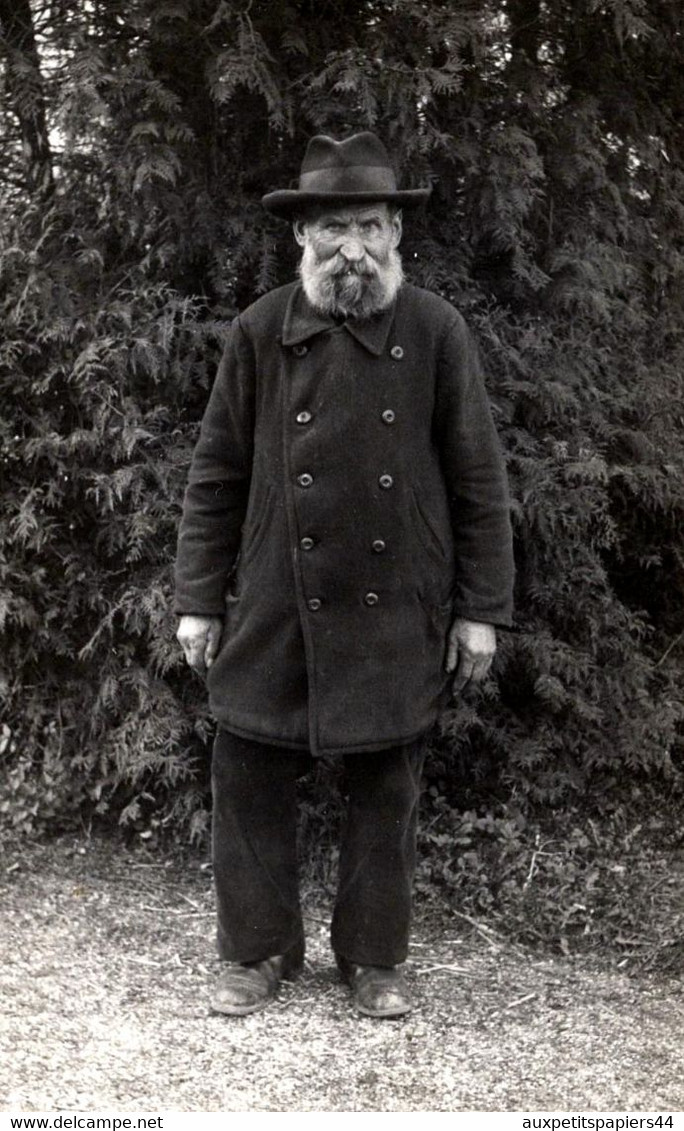 Carte Photo Originale Vieux Monsieur Au Visage Usé & Fripé Caché Sous Son Chapeau De Feutre & Long Manteau 1930/40 - Anonieme Personen