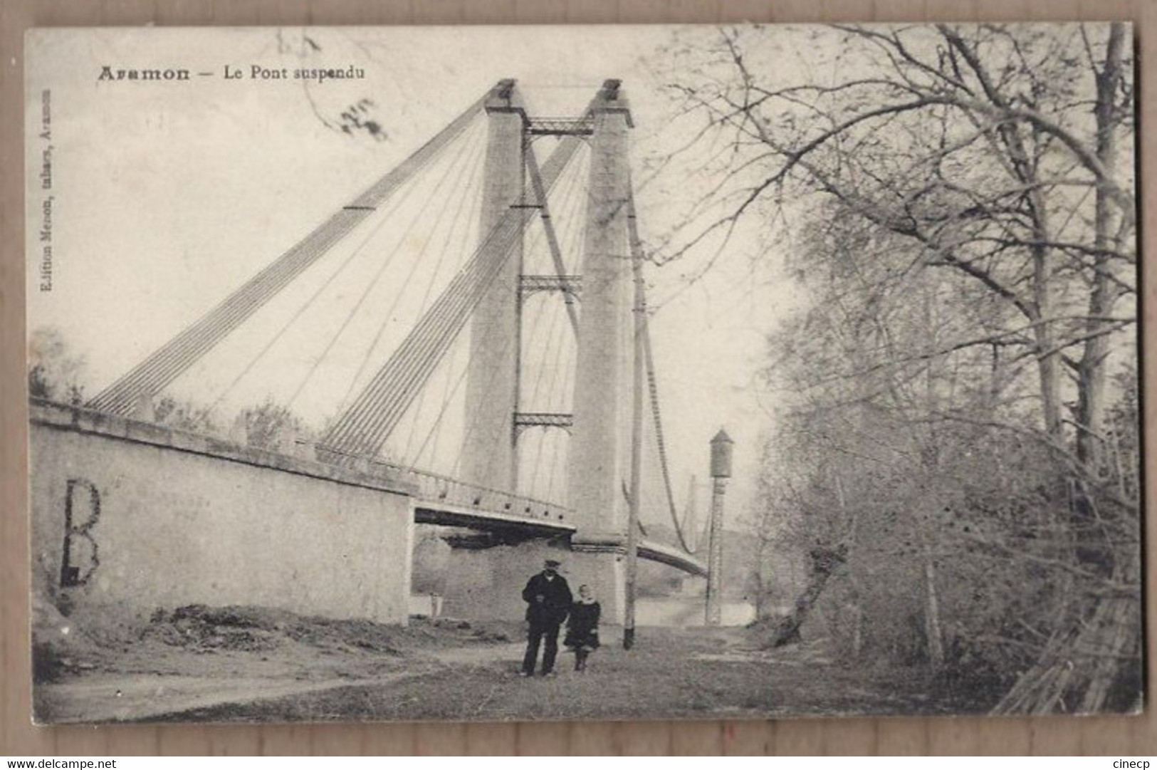 CPA 30 - ARAMON - Le Pont Suspendu - TB GROS PLAN EDIFICE Avec 2 Personnages En Bas + Jolie Oblitération Verso 1913 - Aramon