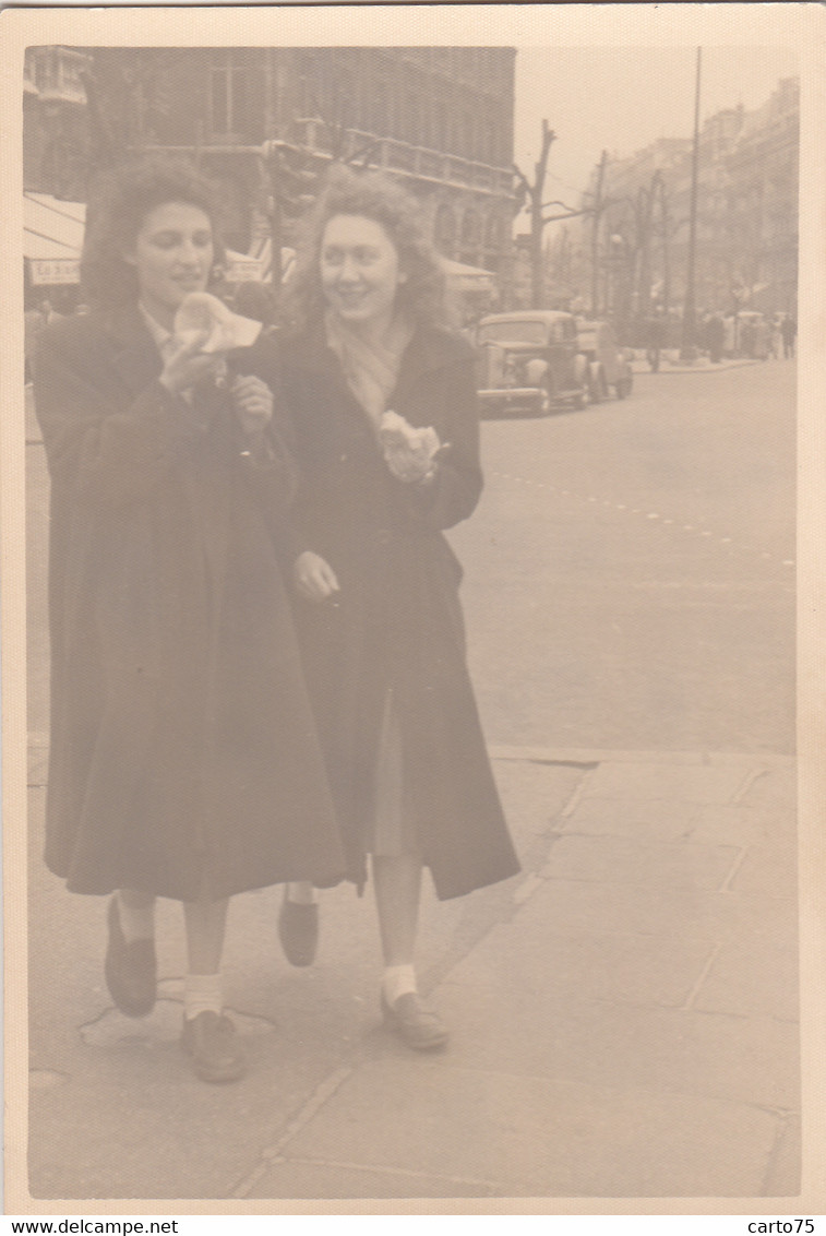 Photographie - Deux Jeunes Femmes Marchant Dans Paris - Automobile - 1954 - Fotografie
