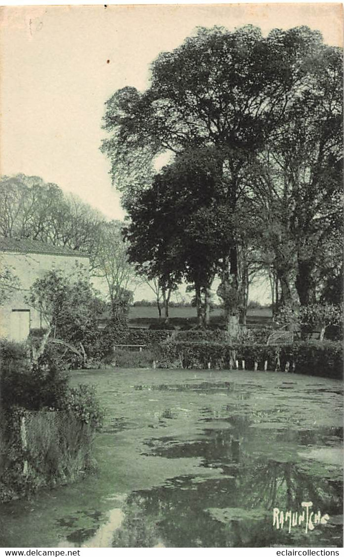 Lussant           17         Pièce D'eau Du Château De Bauroux        (voir Scan) - Otros & Sin Clasificación