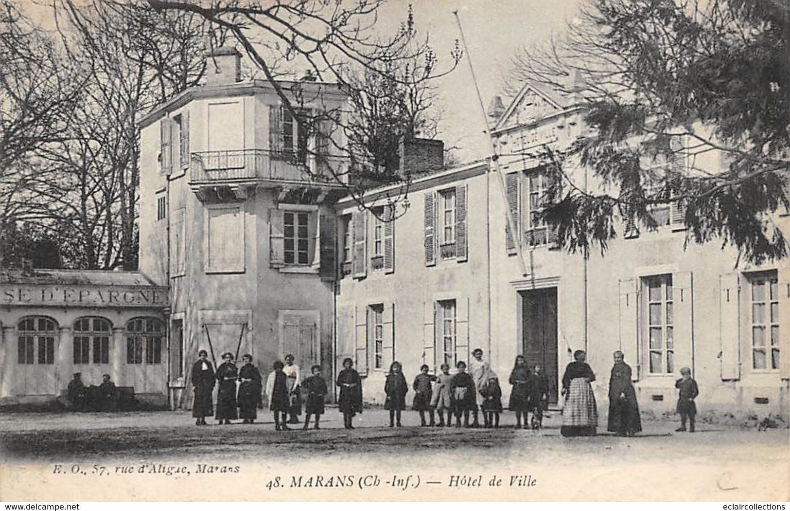 Marans           17        Un Groupe Devant L'Hôtel De Ville          (voir Scan) - Altri & Non Classificati