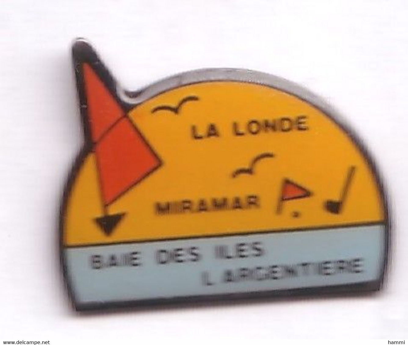 C127 Pin's Golf La Londe Des Maures Miramar Baie Des Iles L'Argentière Bateau Planche à Voile Var Achat Immédiat - Golf