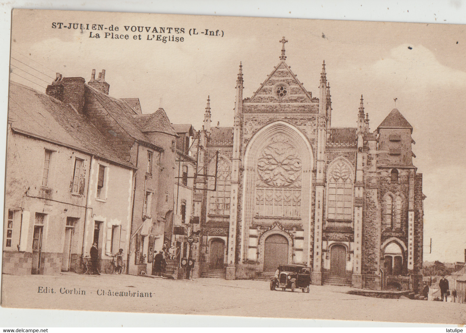 Saint-Julien-de-Vouvantes  44  La Place Animée-L'Eglise Et Café Et Epicerie Avec 2 Pompes A Essence Et Voiture - Saint Julien De Vouvantes