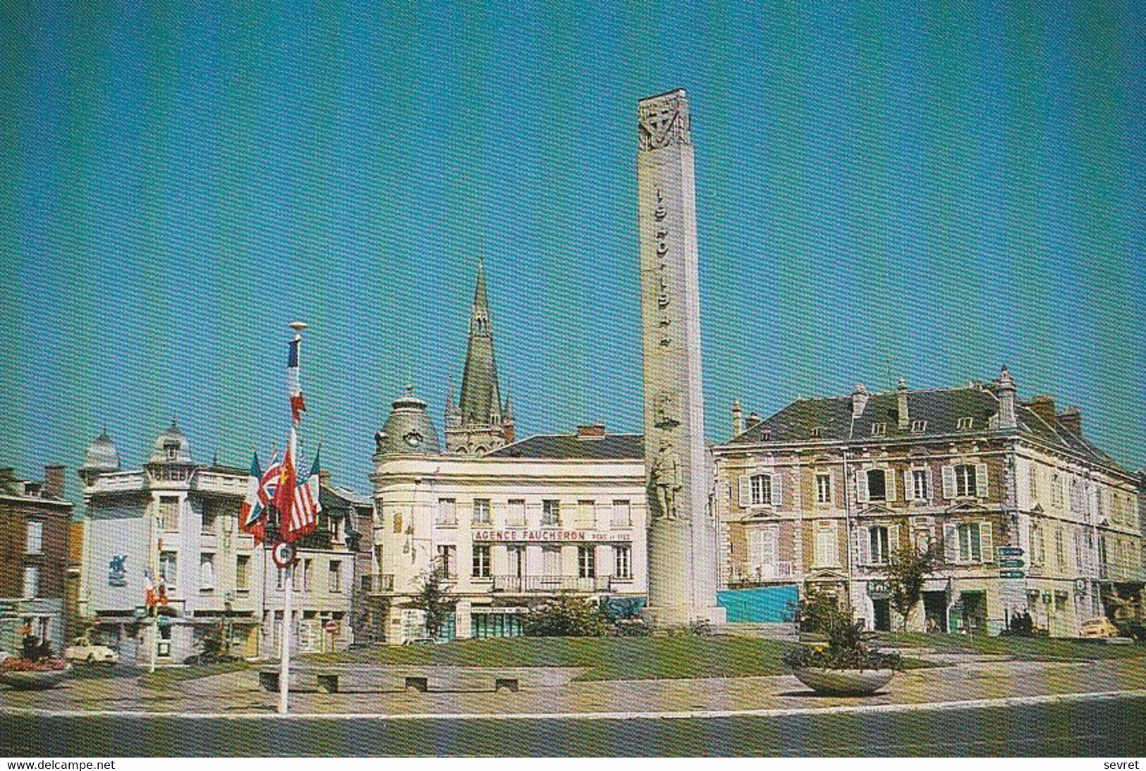 EPERNAY. - La Place De La République. Monument Dédié Aux Martyrs De La Résistance - Epernay