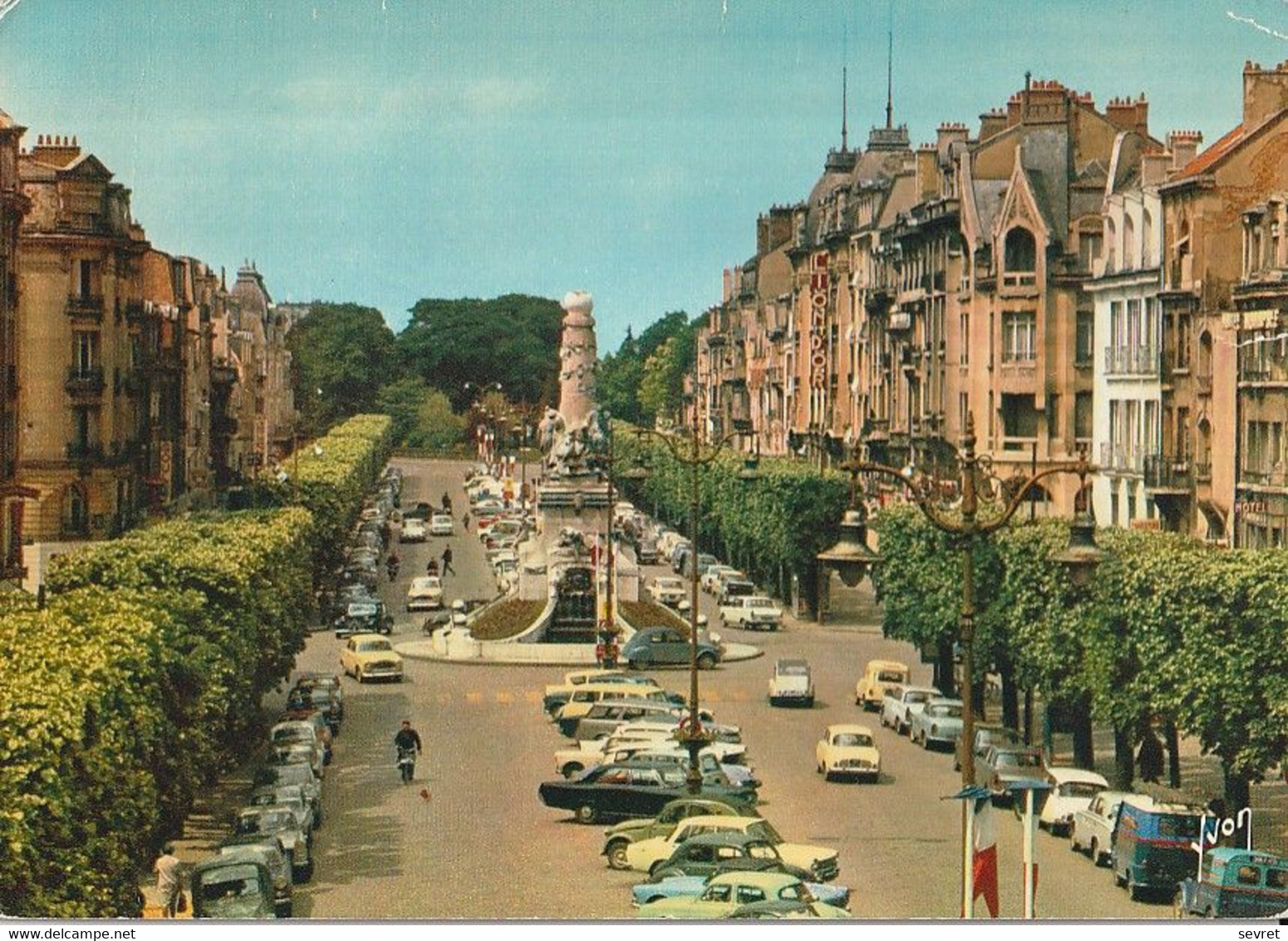 REIMS. - La Place Drouet D'Erlon- La Fontaine Subé. CPM RARE - Reims