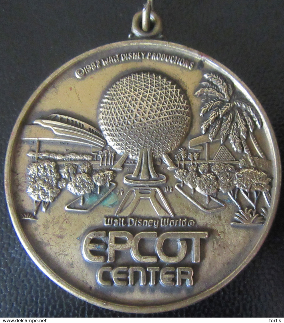 Médaille WALT DISNEY WORLD 1982 - EPCOT CENTER - 42 Mm, 28,2 Grammes - Métal Doré - Professionals/Firms