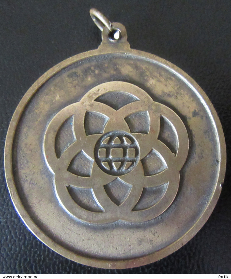 Médaille WALT DISNEY WORLD 1982 - EPCOT CENTER - 42 Mm, 28,2 Grammes - Métal Doré - Professionnels/De Société