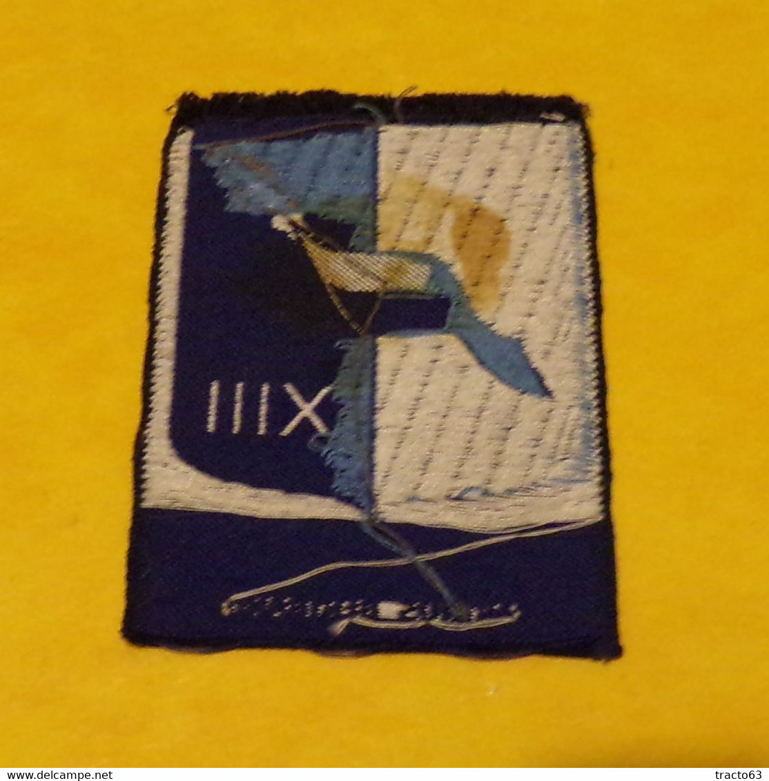 XIII ème BRIGADE MECANISEE ,ARTHUS BERTRAND , INSIGNE D'EPAULE EN TISSU , MODELE ANCIEN , OBSOLETE POUR COLLECTION  ,DIM - Patches