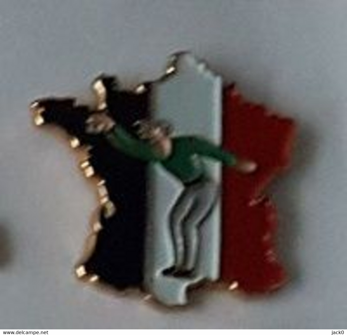 * Pin' S  Sport  PETANQUE, Joueur  Maillot  Vert  Sur  Carte  De  France  Tricolore  Signé  KANDIN & FILS - Pétanque