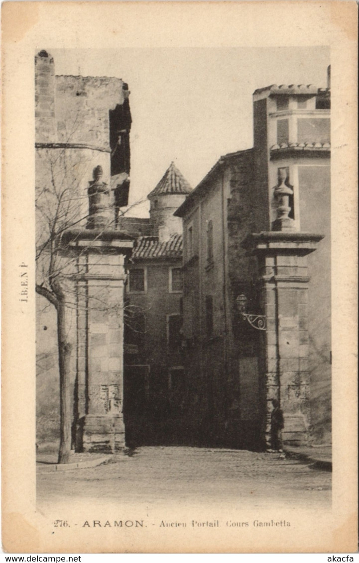 CPA ARAMON - Auchien Portail Cours Gambetta (123171) - Aramon