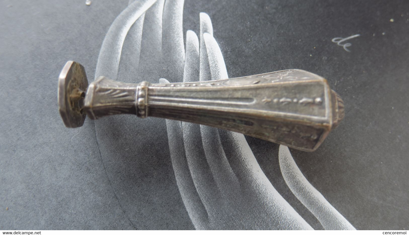 Joli sceau-cachet-tampon ancien en métal argenté, jolie ciselure