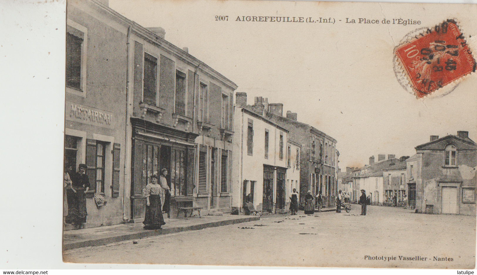 Aigrefeuille  44   La Place De L'Eglise Bien Animée -Café-Tabac-Epicerie Et Café - Aigrefeuille-sur-Maine