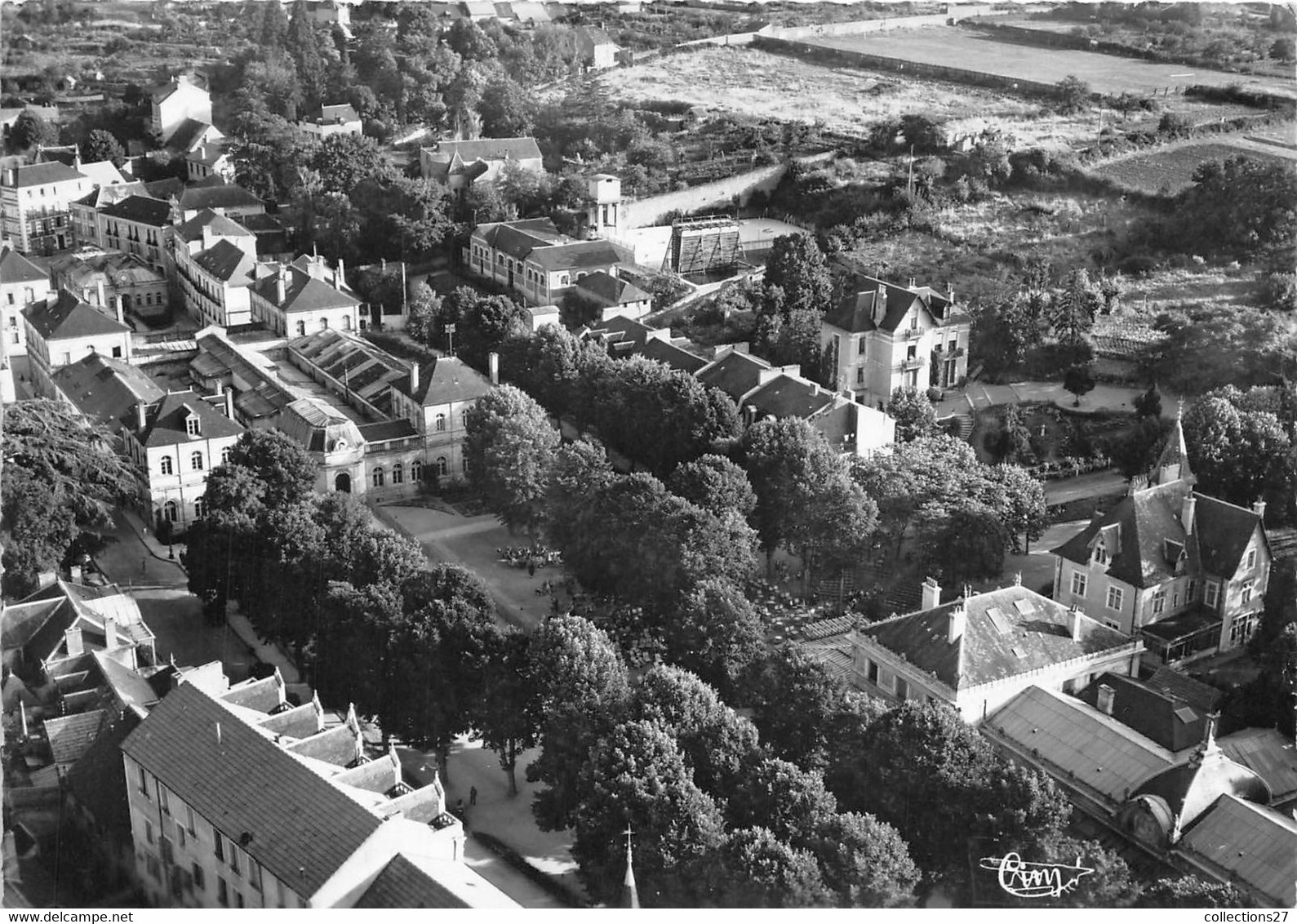 03-NERIS-LES-BAINS- VUE AERIENNE SUR LE PARC DU CASINO ET L'ETABLISSEMENT - Neris Les Bains