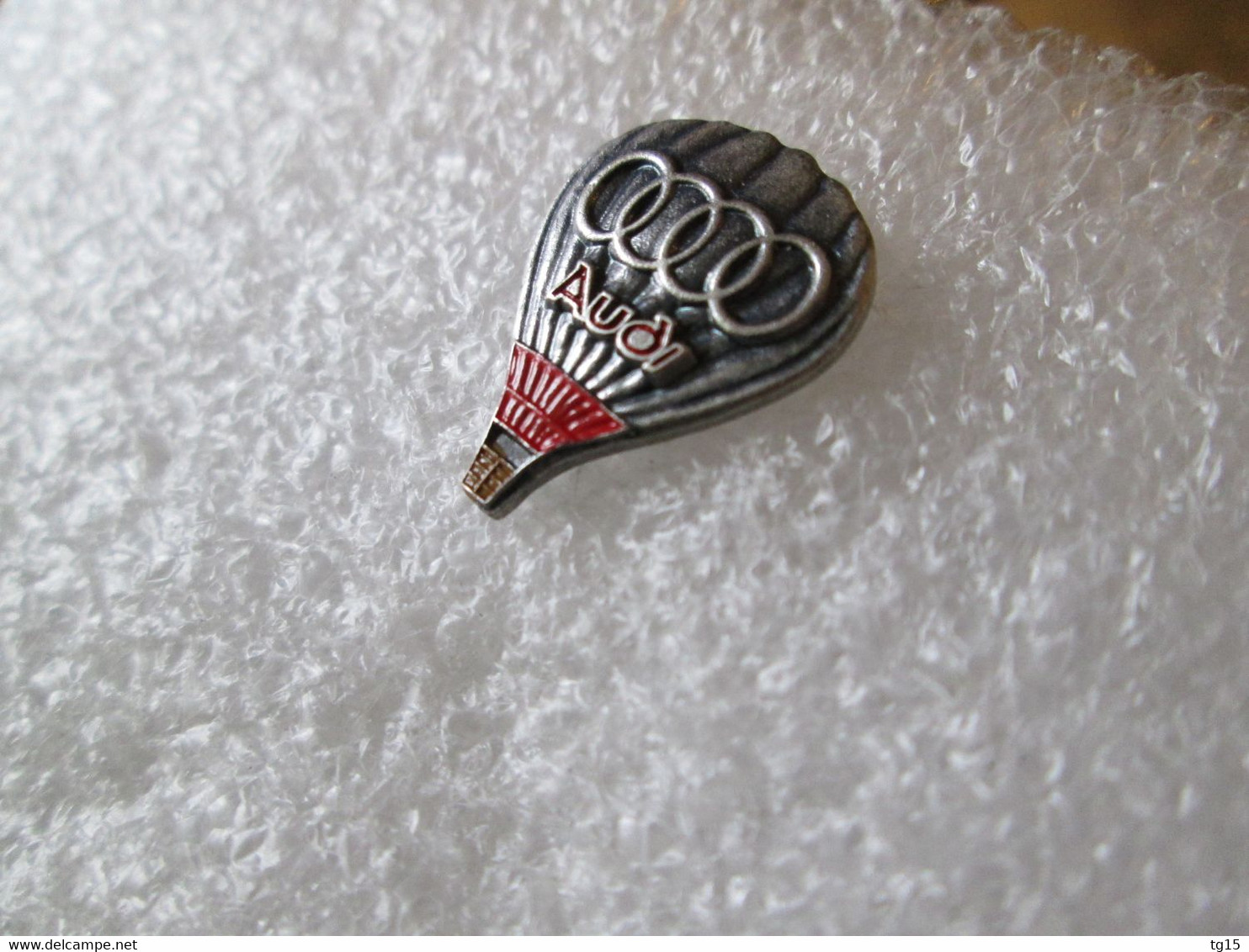 PIN'S   MONTGOLFIERE  BALLON     AUDI    zamak  relief   19x15mm