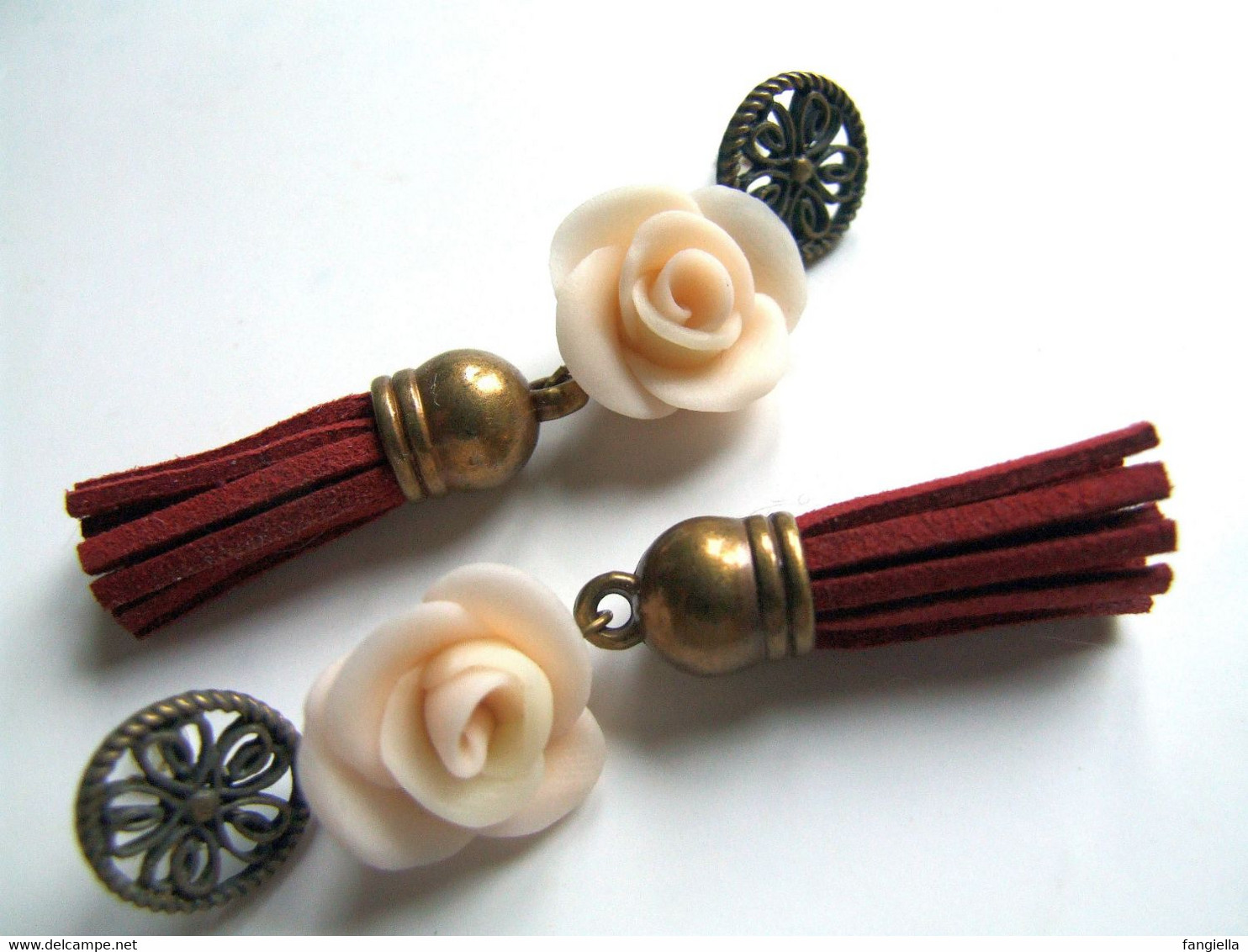 Boucles D'oreilles Roses, Cadeau Original, Fleurs Fait-main, Pompon, Bordeaux Rose Pâle, Hippie, Suédine, Porcelaine Fro - Orecchini