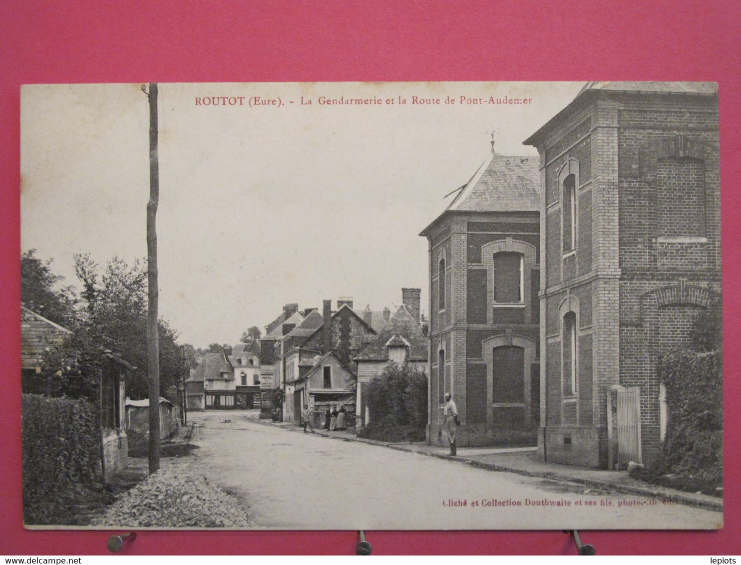 27 - Routot - La Gendarmerie Et La Route De Pont Audemer - CPA En Très Bon état - R/verso - Routot