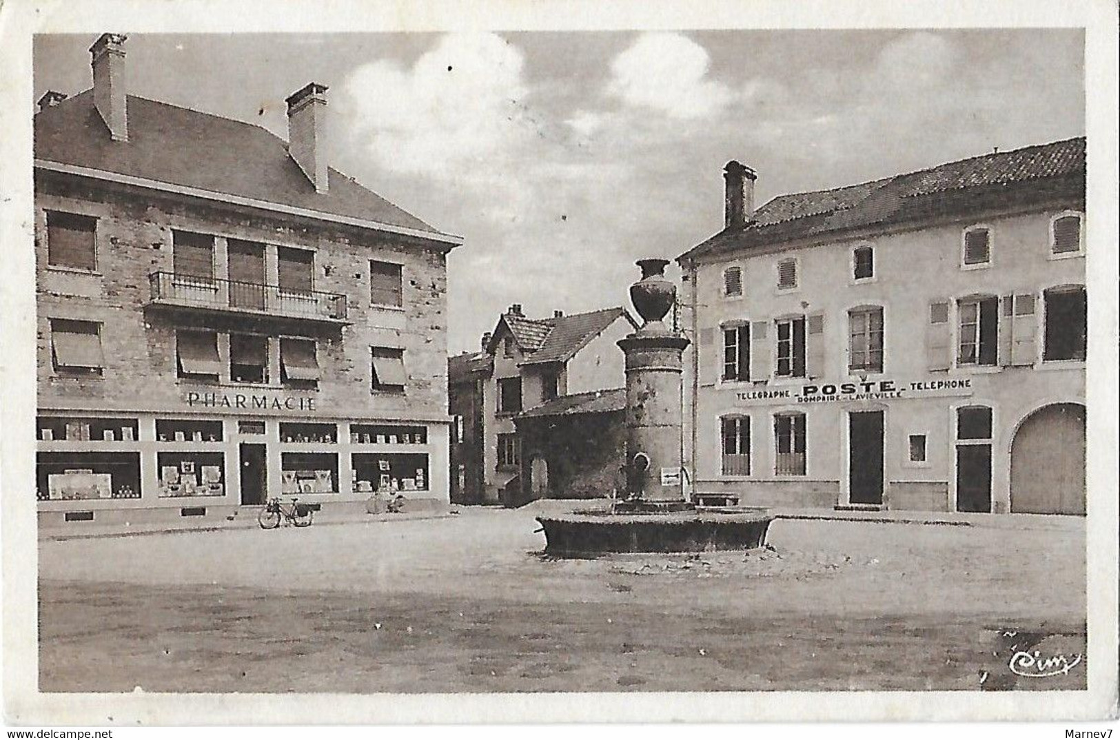 88 - Vosges - DOMPAIRE - LAVIEVILLE - Place Jules Ferry - La Fontaine Ronde - Pharmacie - Poste Télégraphe Téléphone - Dompaire