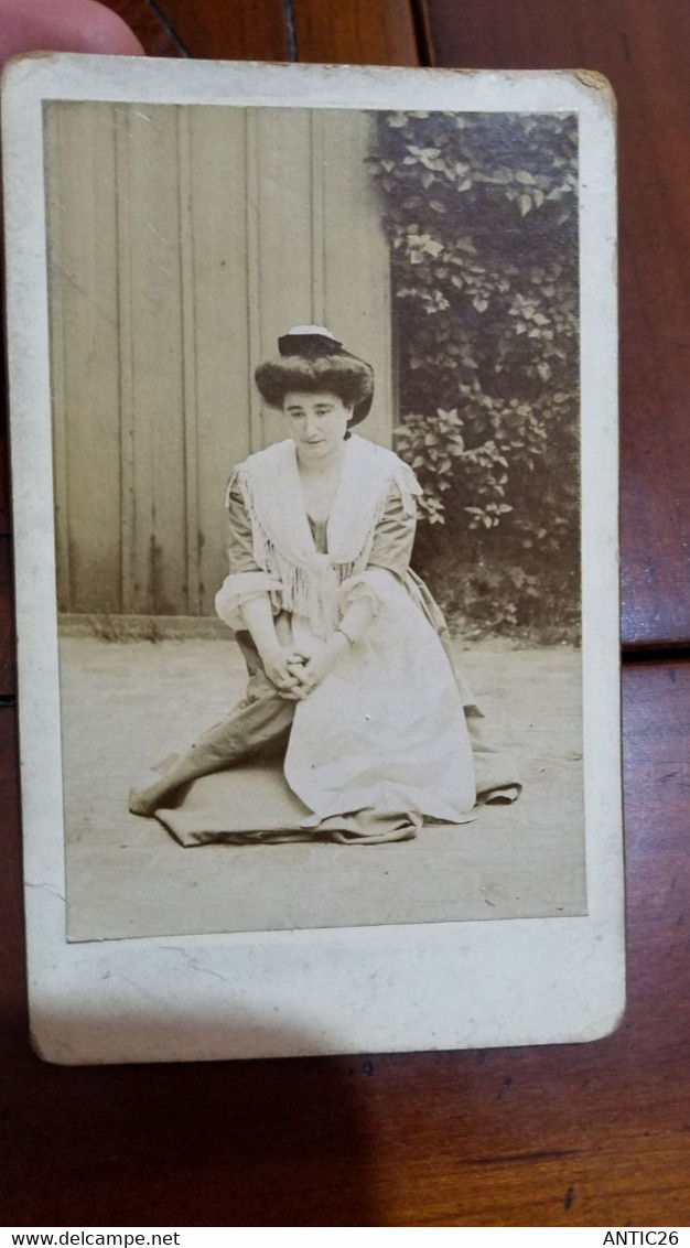 PHOTO ANCIENNE PORTRAIT JEUNE FEMME ACCROUPIE MODE HABIT COIFFURE CHAPEAU - Anonyme Personen