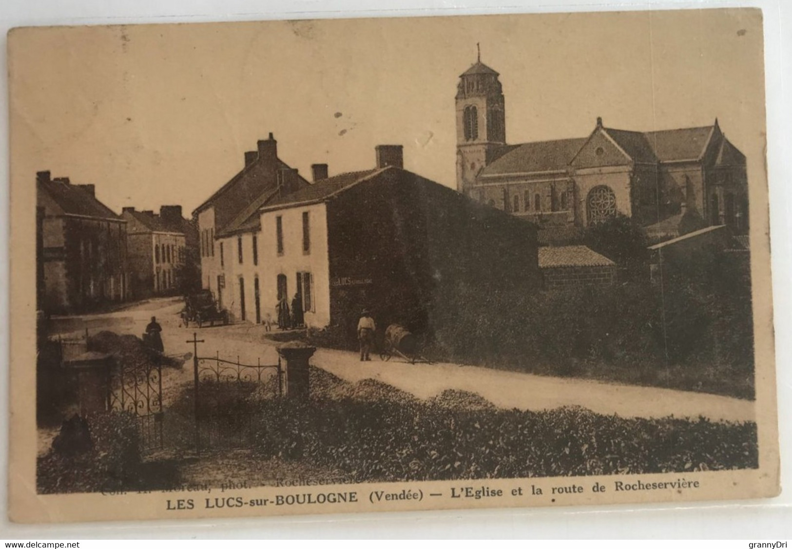 85 Les Lucs Sur Boulogne 1934 Eglise Route De Rocheservière Chariot Tonneau Auto Passants Pancarte Les Lucs - Les Lucs Sur Boulogne