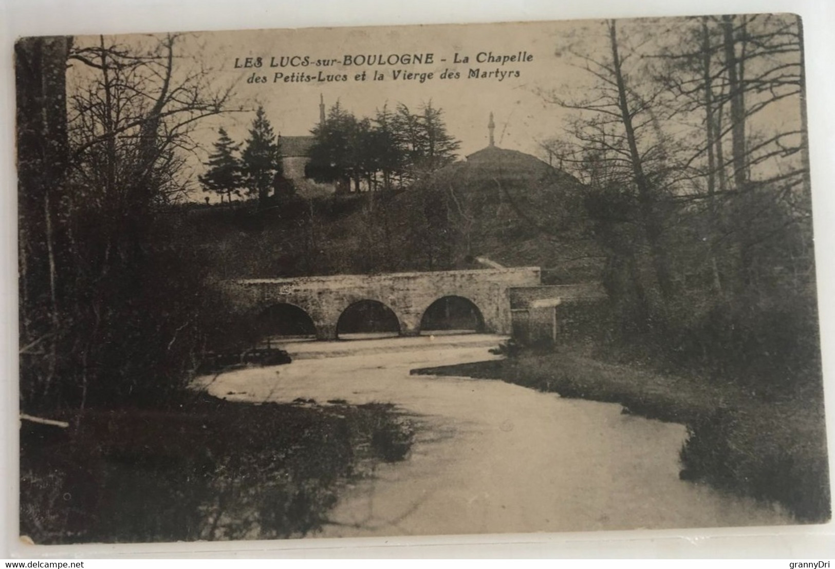 85 Les Lucs Sur Boulogne 1932 Le Pont La Chapelle Des Petits Lucs La Vierge Des Martyrs La Riviere -dos Vert - Les Lucs Sur Boulogne