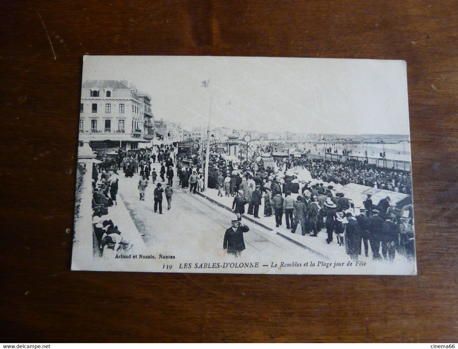 119. - LES SABLES D'OLONNE - Les Remblas Et La Plage Un Jour De Fête - Sables D'Olonne