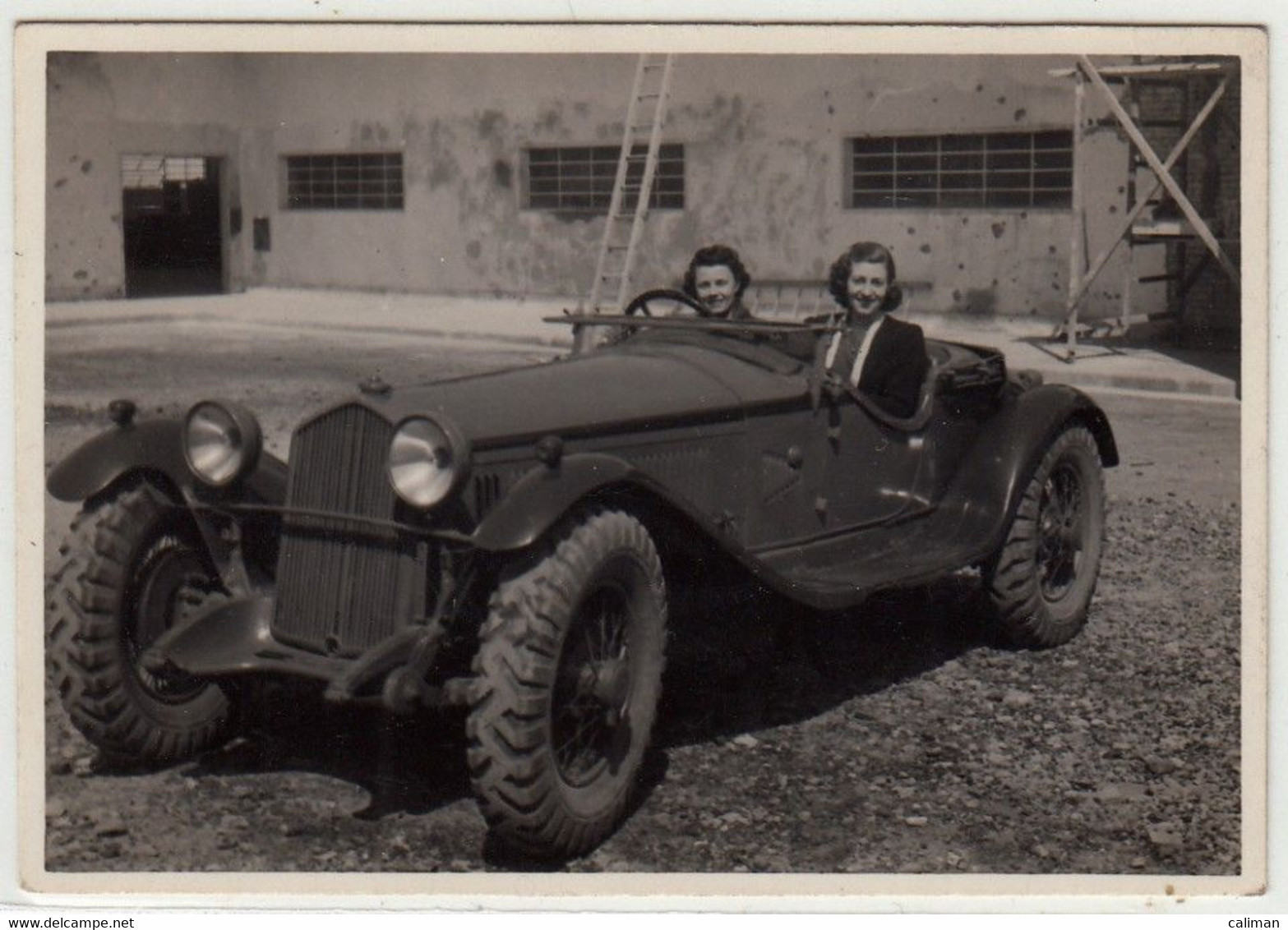 COPPIA DI DONNE SU AUTO CAR VOITURE NON IDENTIFICATA - FOTO ORIGINALE ANNI '40? - Automobili