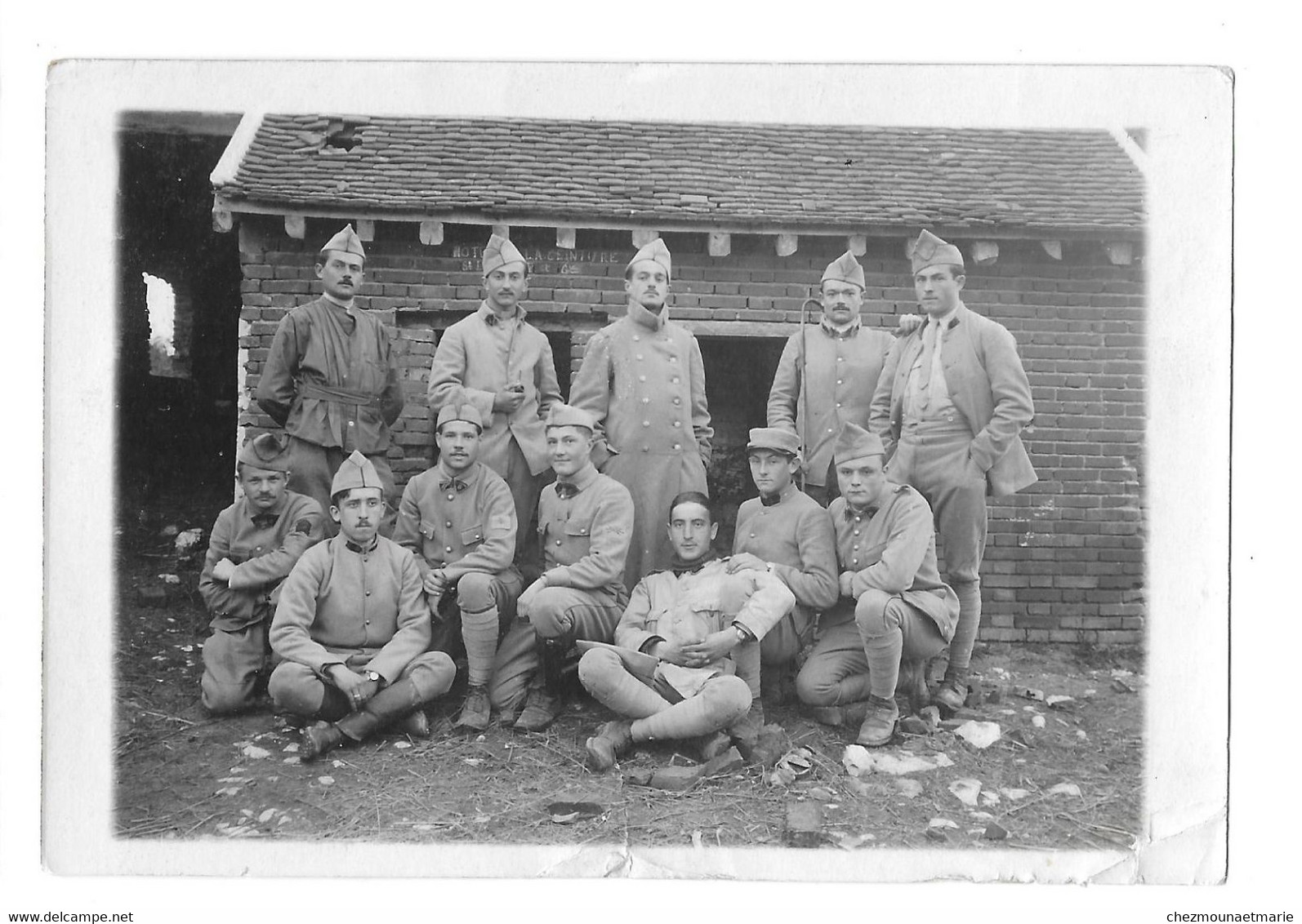 1918 8 E REGIMENT TSF - A COTE D UNE FERME DEMOLIE PAR LES RUSSES - PHOTO MILITAIRE - Guerra, Militari