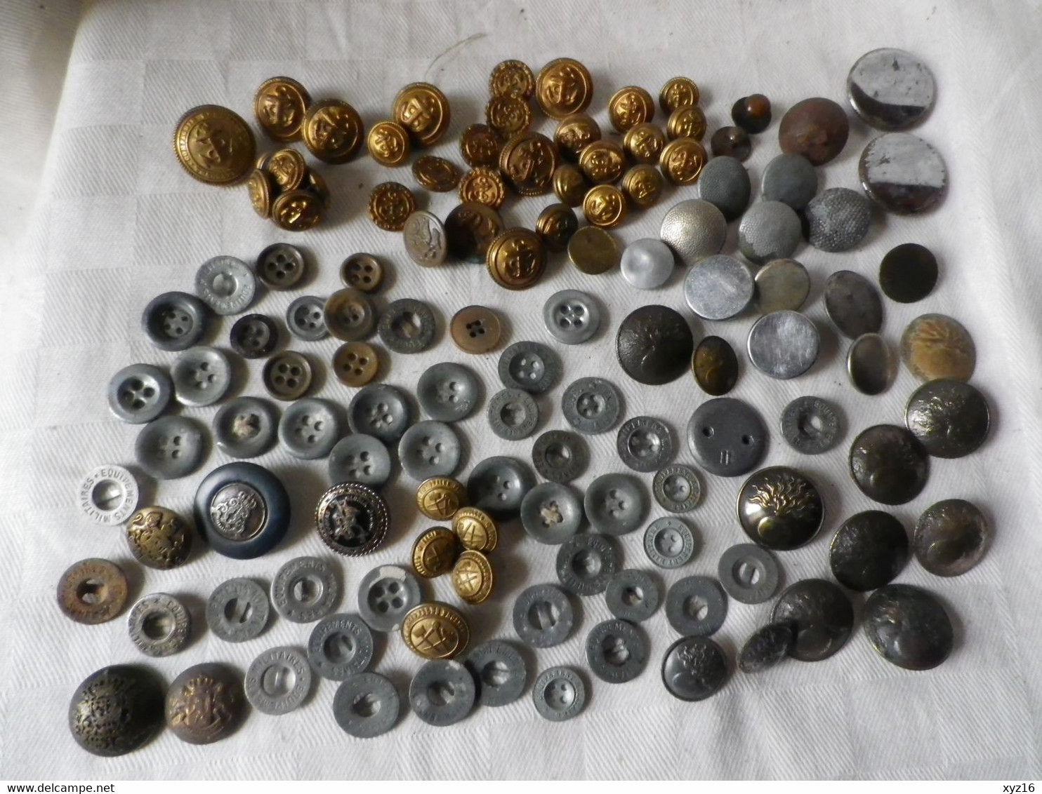 Lot De 125 Boutons Militaires Francais Anglais Allemands Américain - Buttons