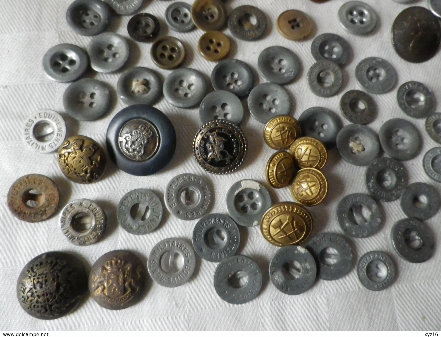 Lot De 125 Boutons Militaires Francais Anglais Allemands Américain - Buttons