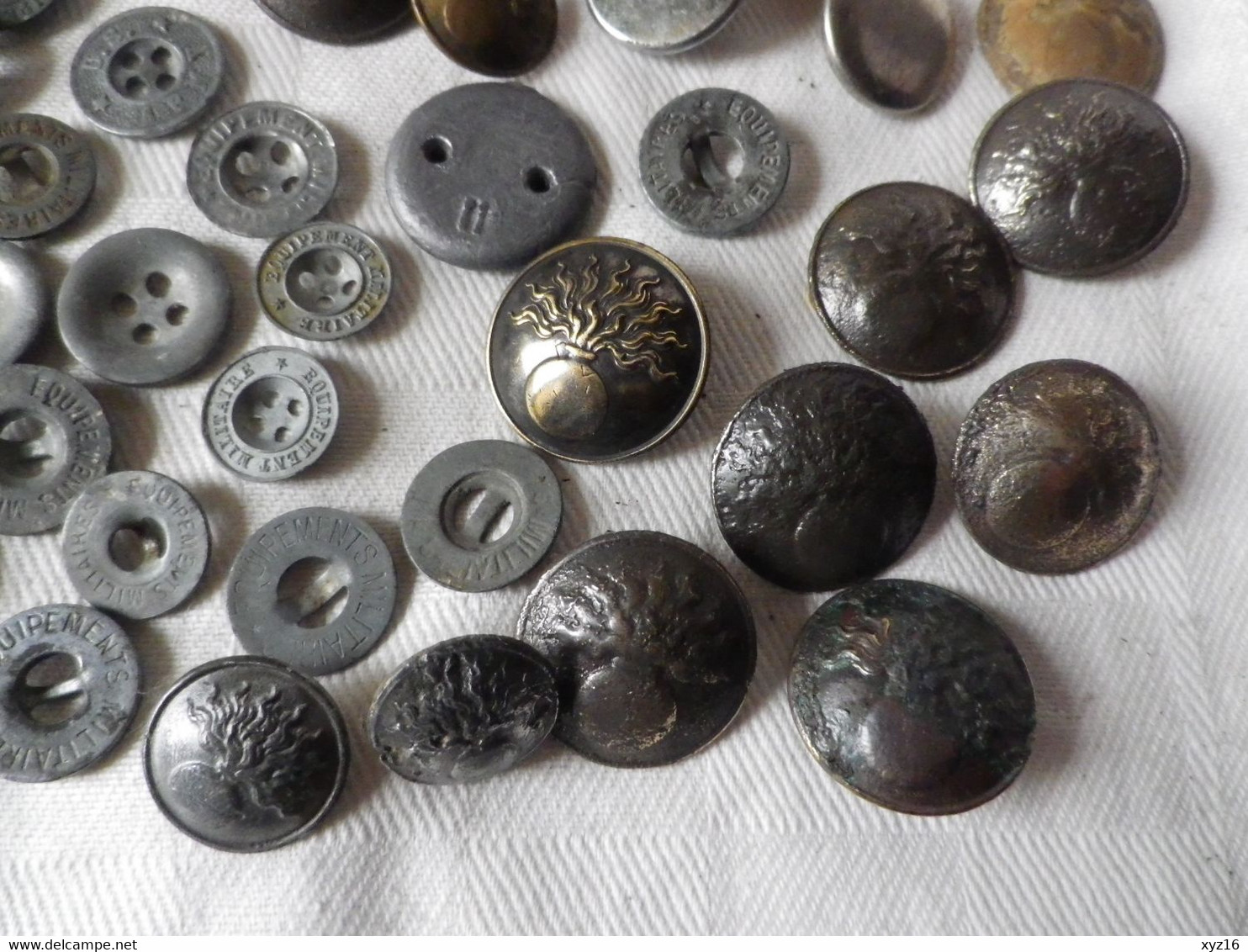 Lot De 125 Boutons Militaires Francais Anglais Allemands Américain - Buttons