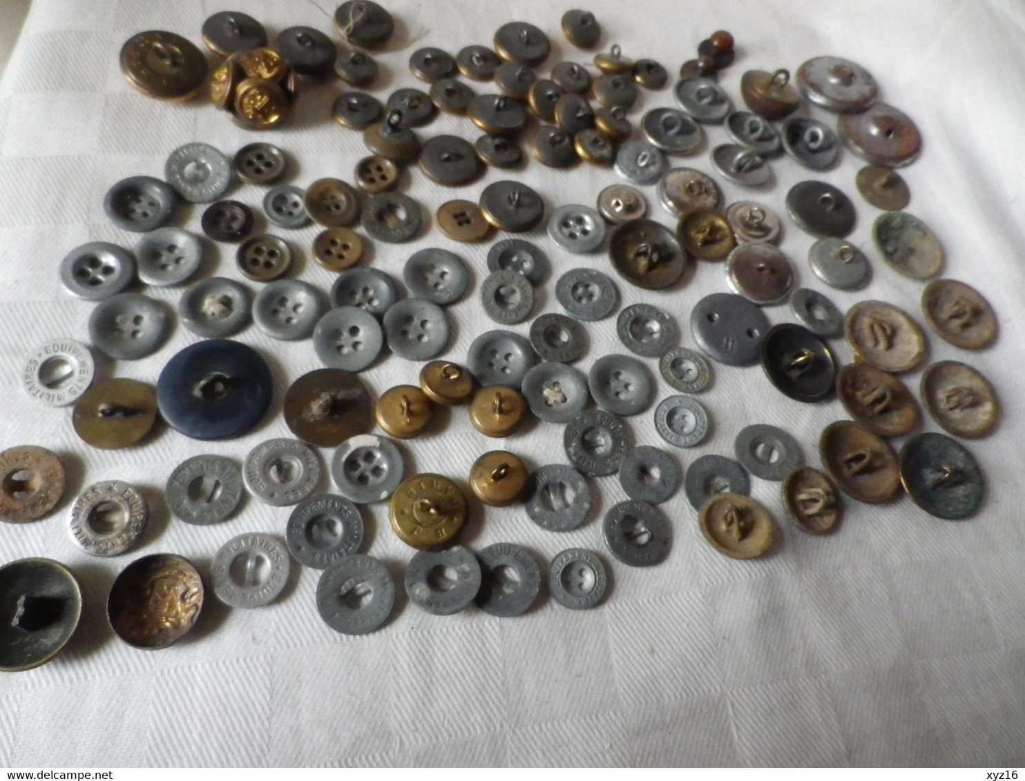 Lot De 125 Boutons Militaires Francais Anglais Allemands Américain - Buttons