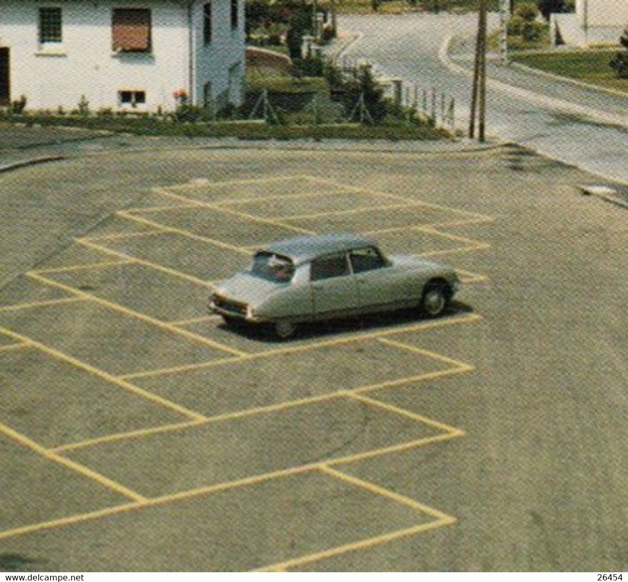 CPM De  87160  St-SULPICE- Les- FEUILLES  " Le Nouveau Quartier "  Postée Le 12 9 1974 DS CITROEN Seule Sur La Place - Saint Sulpice Les Feuilles