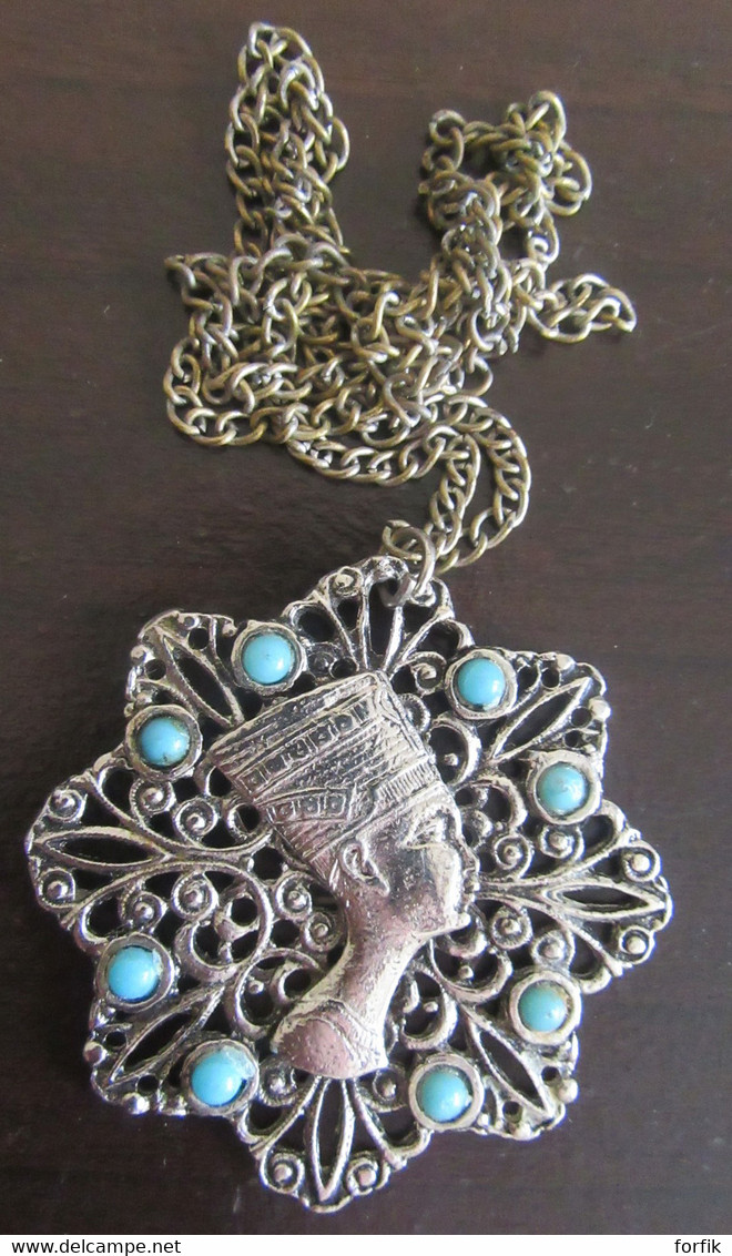 Pendentif En Métal Blanc Et Demi-perles Turquoises Représentant Nefertiti + Chaîne - Ethniques