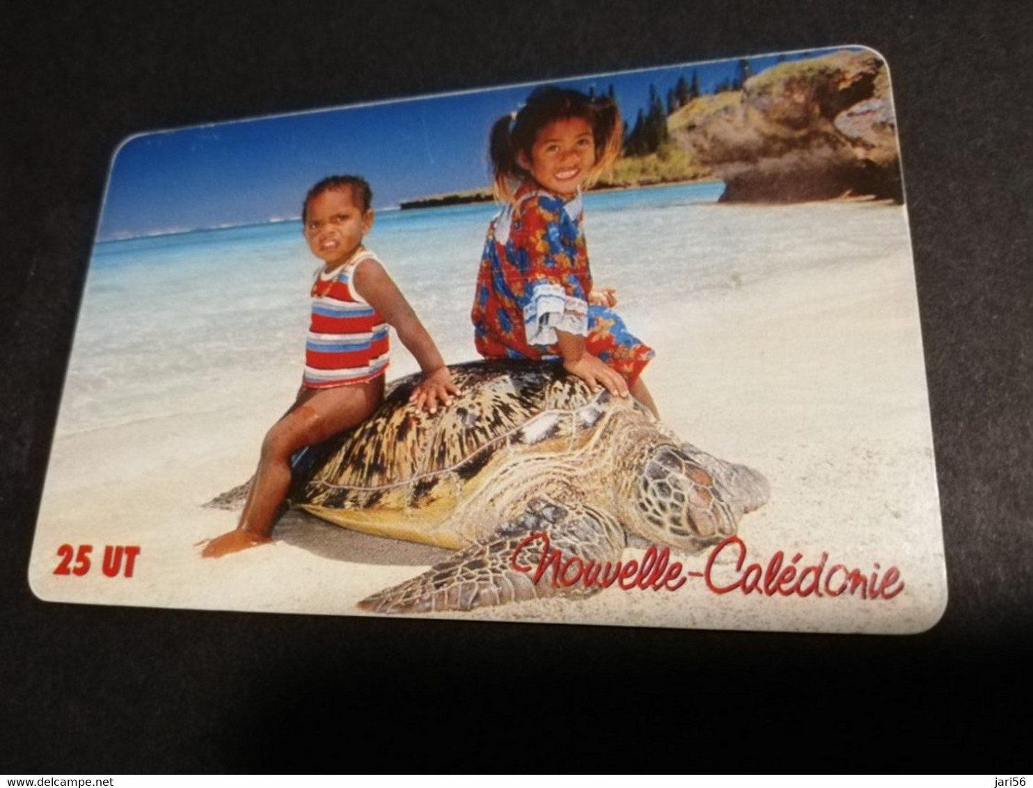 NOUVELLE CALEDONIA  CHIP CARD 25  UNITS  CHILDREN  AT BEACH         ** 4194 ** - Neukaledonien