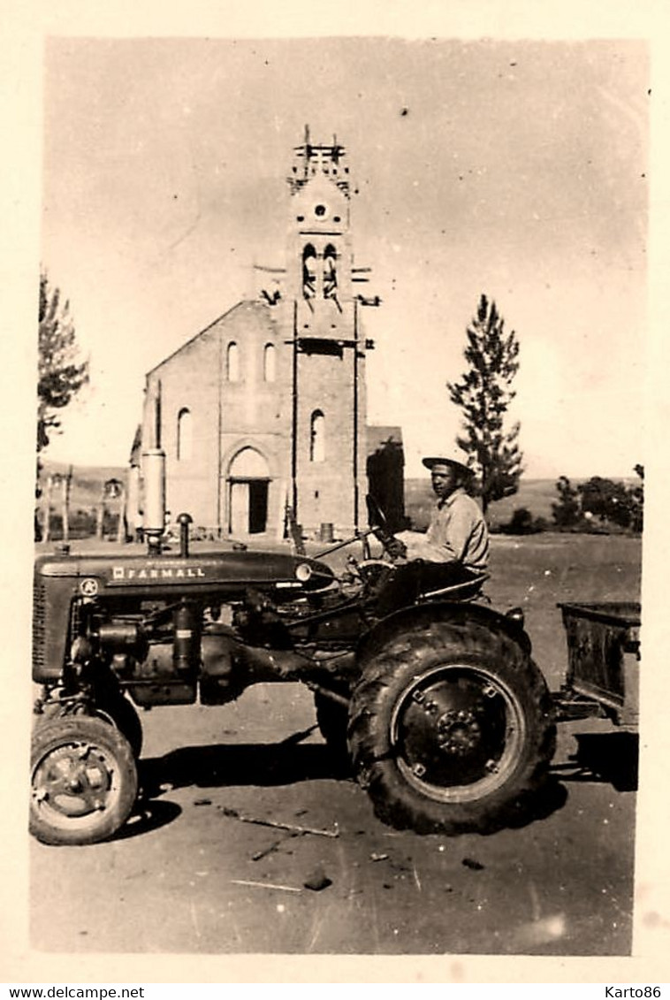 Tracteur Ancien De Marque FARMALL * Tractor * Thème Agricole Agriculture * Madagascar * Photo Ancienne Années 50 - Tracteurs