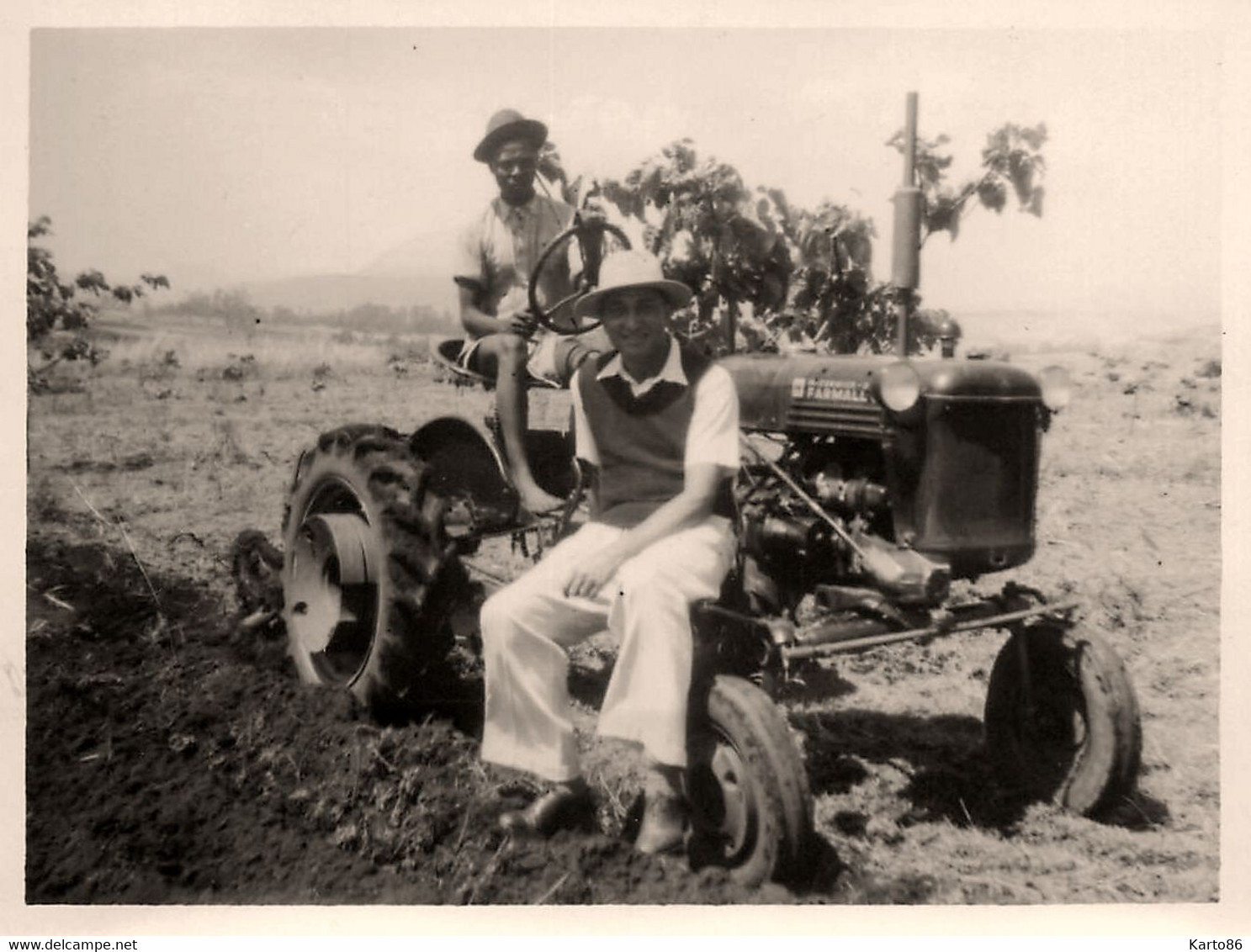 Tracteur Ancien De Marque FARMALL * Tractor * Thème Agricole Agriculture * Madagascar * Photo Ancienne Années 50 - Tractors