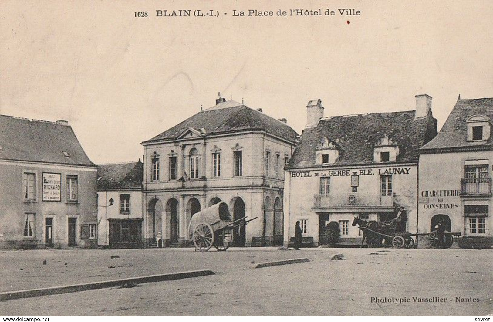 BLAIN   - La Place De L'Hôtel De Ville. - Blain