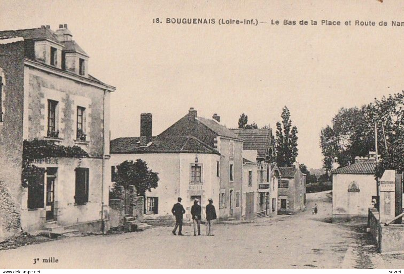 BOUGUENAIS. - Le Bas De La Place Et Route De Nantes - Bouguenais