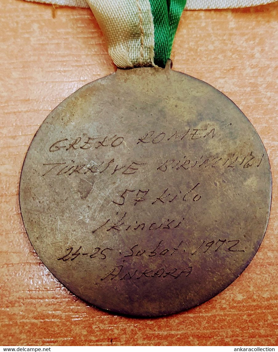 AC - SILVER MEDAL ( SECOND PLACE ) OF 57 KG OF GREKO ROMAN WRESTLING OF TURKISH CHAMPIONSHIP 24 - 25 FEBRUARY 1972 MEDA - Kleding, Souvenirs & Andere