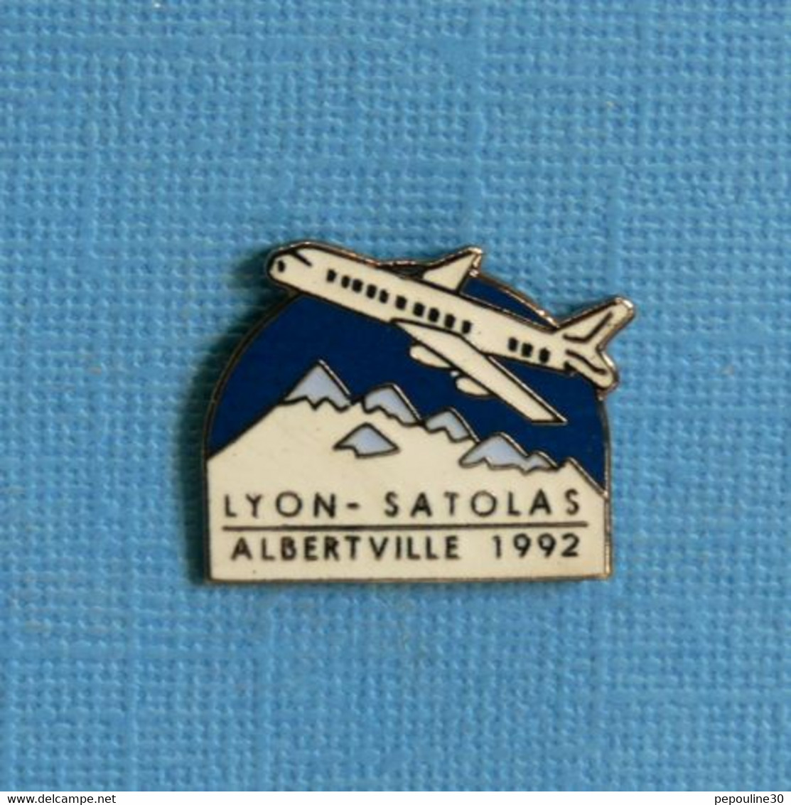 1 PIN'S //  ** AÉROPORT LYON SATOLAS / ALBERTVILLE 92 ** - Avions