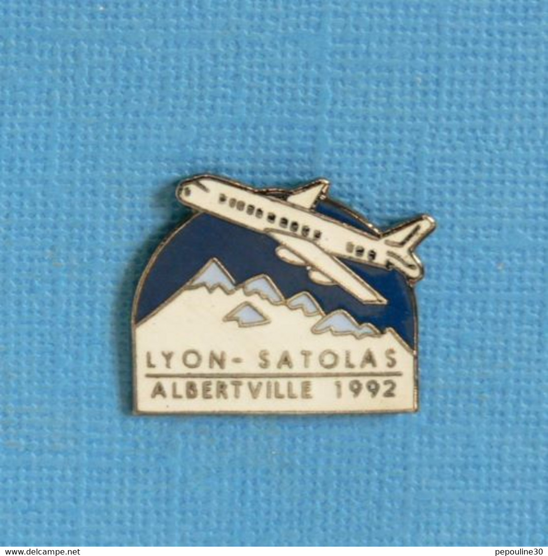 1 PIN'S //  ** AÉROPORT LYON SATOLAS / ALBERTVILLE 92 ** - Avions