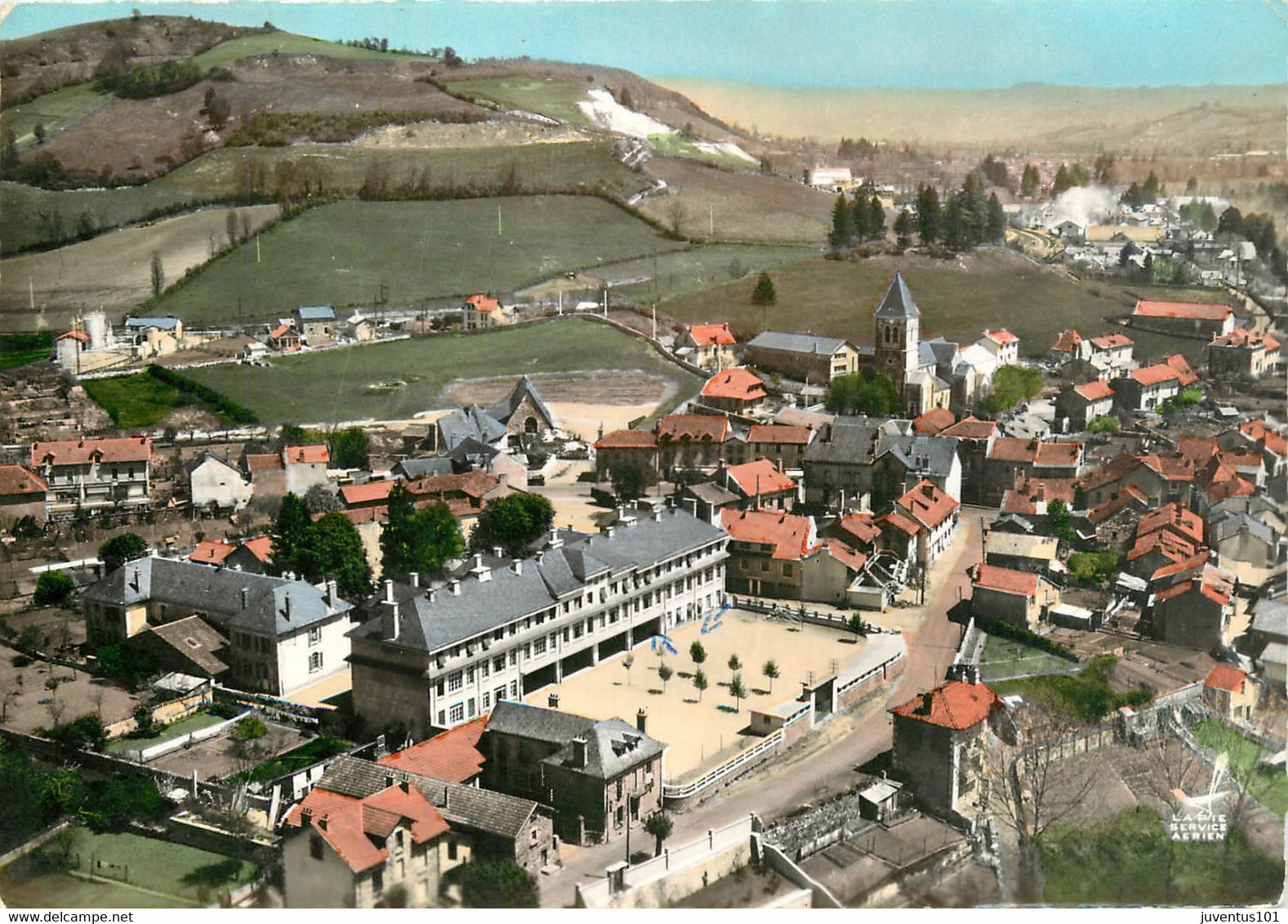 CPSM Arpajon Sur Cère-Le Groupe Scolaire Et Vue Sur Le Trou De Conque   L99 - Arpajon Sur Cere