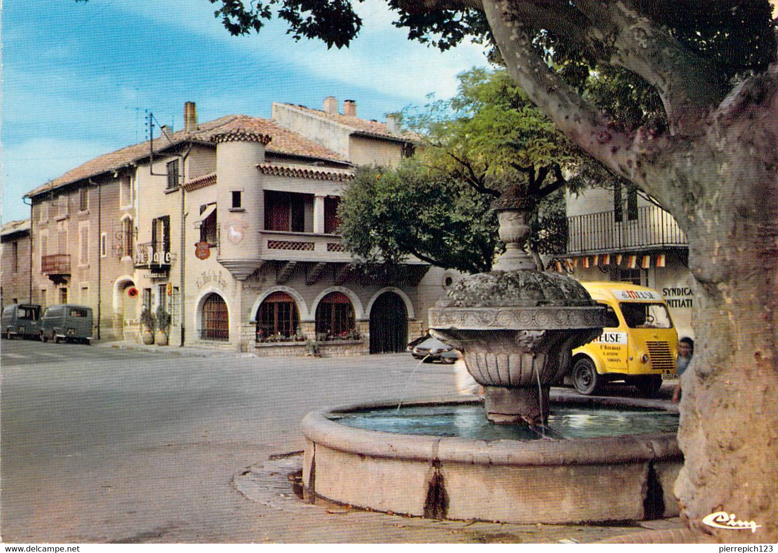 84 - Châteauneuf Du Pape - La Fontaine Et La Rue De La République - Chateauneuf Du Pape