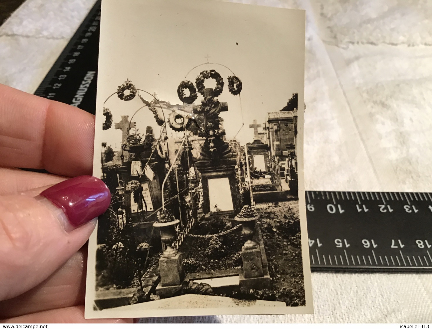 Photo Noir Et Blanc Tombe Cimetière Fleurs Crois Photo En L’état Déchiré Couronne De Fleur Photo Sur Carton - Persone Anonimi