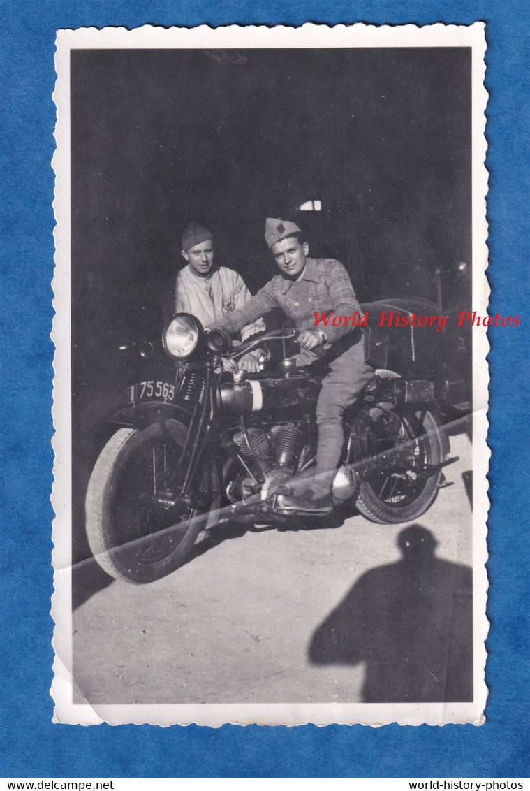 Photo Ancienne Snapshot - Portrait D'un Soldat Sur Moto Militaire - Voir Immatriculation - Modèle à Identifier - - Krieg, Militär