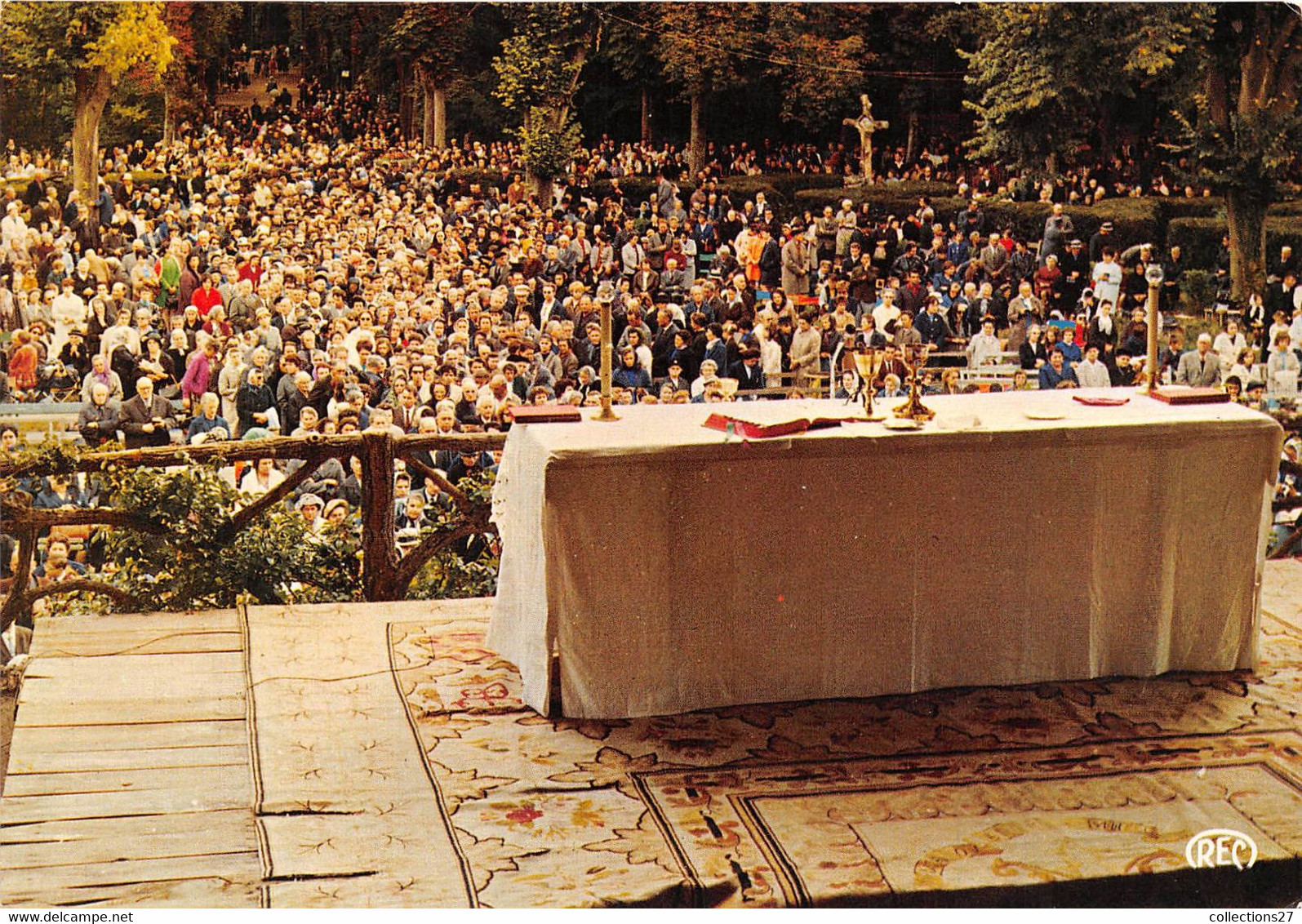 36-ISSOUDUN- PELERINAGE A NOTRE-DAME DU SACRE-COEUR , LE PARC DES PELERINAGES UNE PARTIE DE LA FOULE DES PELERINS - Issoudun